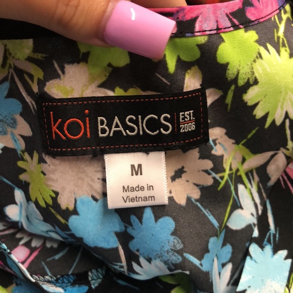 NWT Koi Basics multi color floral pattern V neck short sleeve scrub top - Picture 14 of 16
